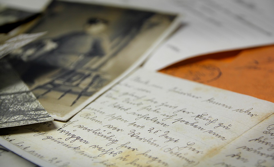 Des souvenirs de la guerre, des lettres manuscrites, une vieille photo d'un soldat en noir et blanc...