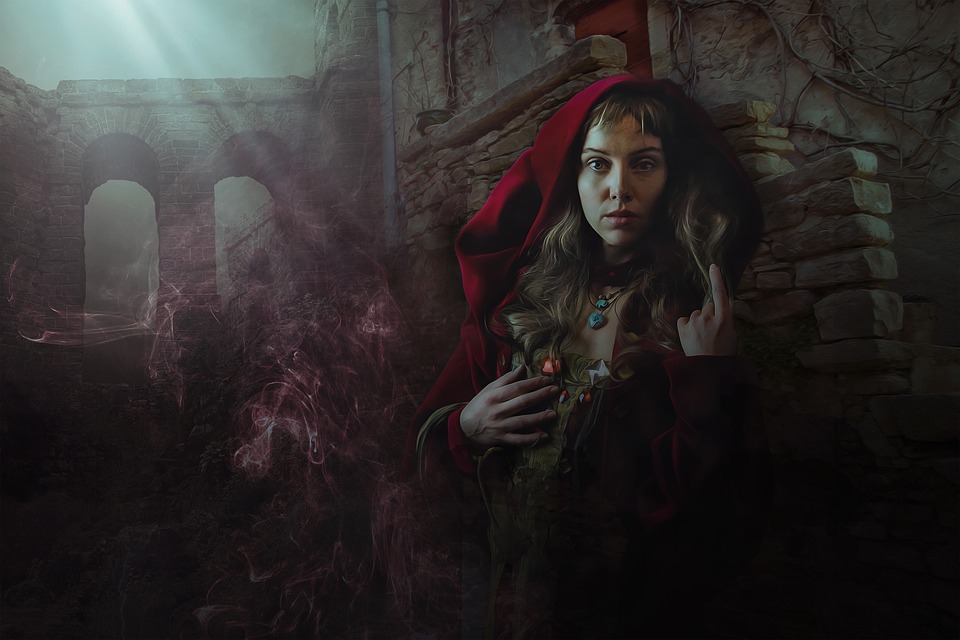 Une jeune fille mystérieuse portant une cape rouge.